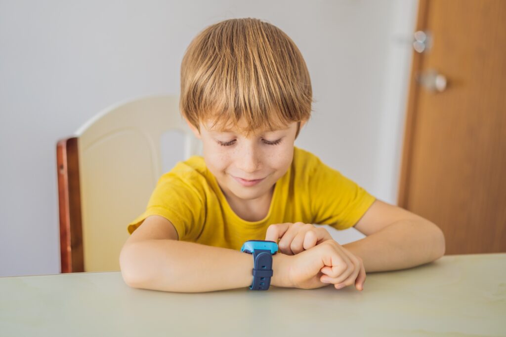 enfant appuie montre connectée 