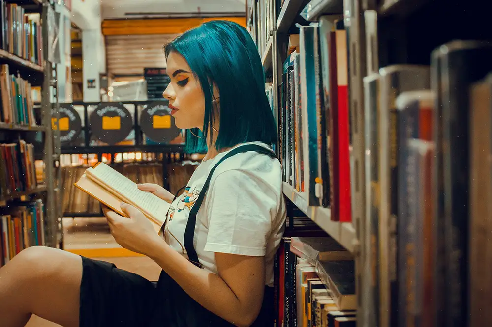 jeune femme lisant dans une bibliothèque