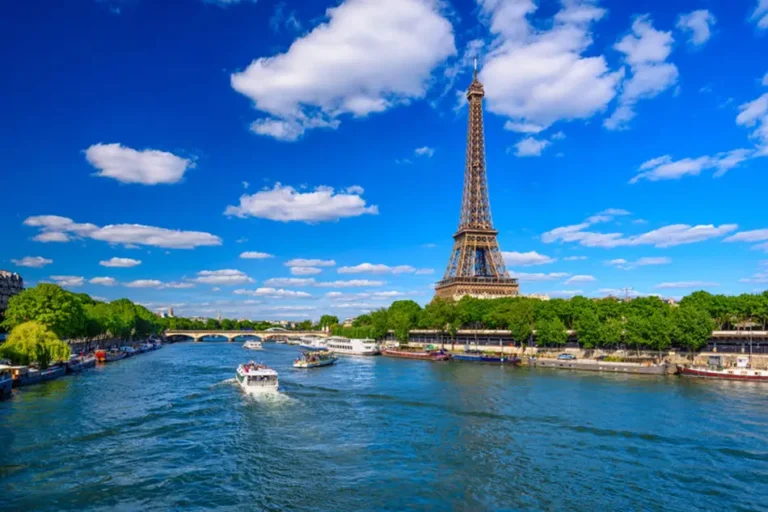 Portage salarial à Paris. ( image de la Seine et la tour Eiffel )