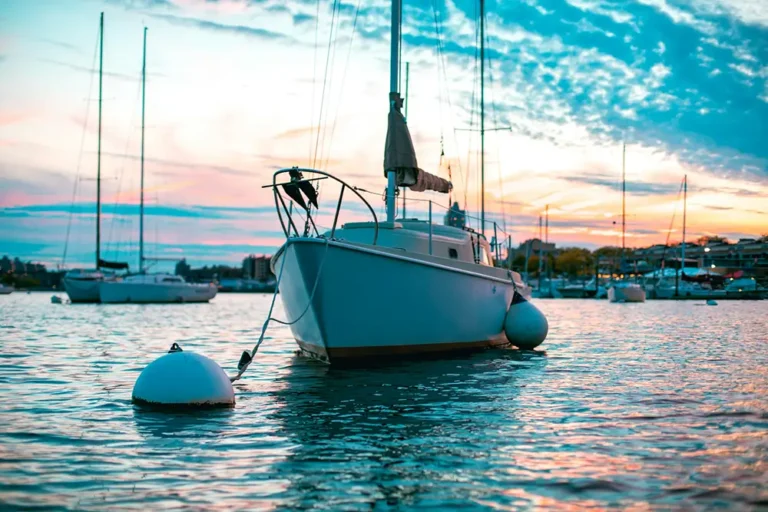 beau bateau d'occasion, amarré au large du port