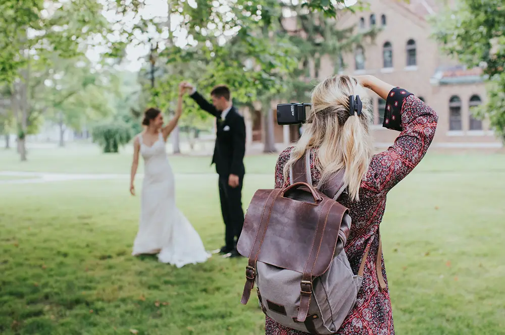 photographe de mariage immortalisant les jeunes mariés dans un décor pittoresque