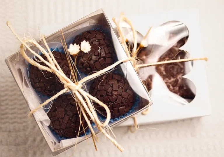 emballage rustique de biscuits au chocolat avec petit panier et ficelle