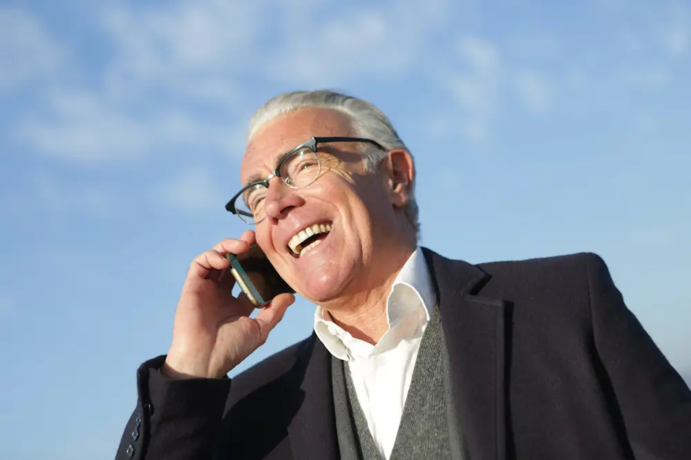 téléphone portable personne agée