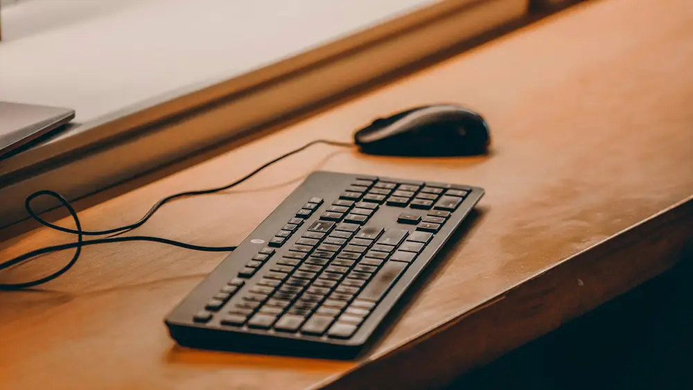 clavier d'ordinateur et souris sur un bureau