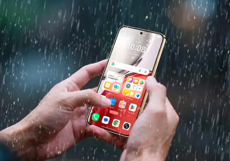 Smartphone allumé et tenu dans la main dehors sous la pluie