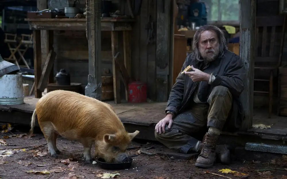 Nicolas Cage méconnaissable en SDF à coté d'un cochon dans le film PIG
