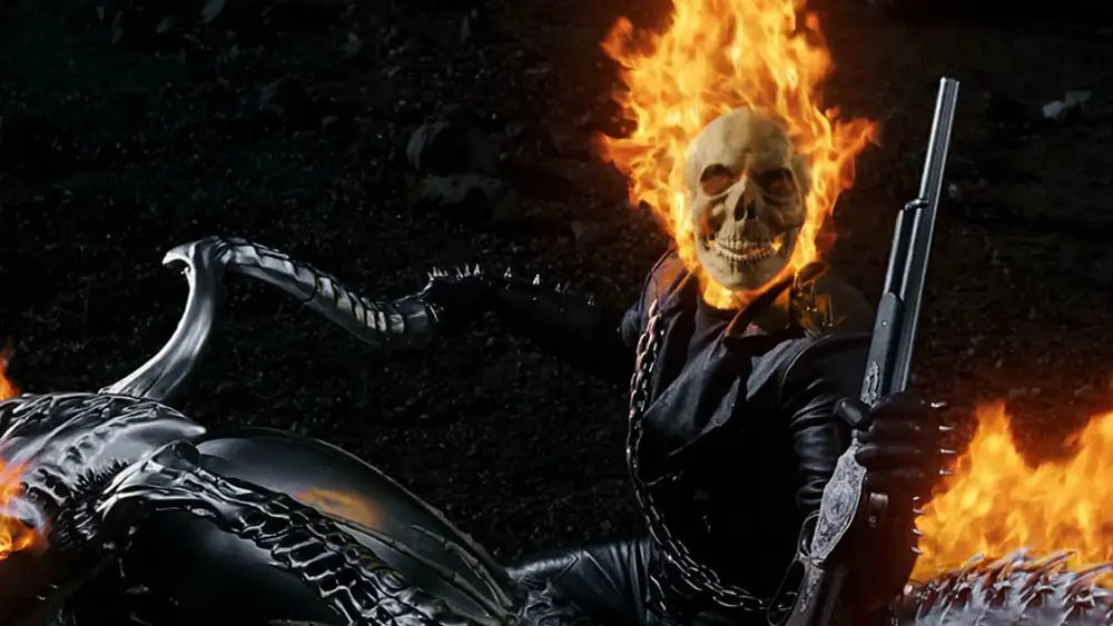 ghost rider , le célèbre personnage tete de mort en feu sur sa moto, incarné par Nicolas Cage