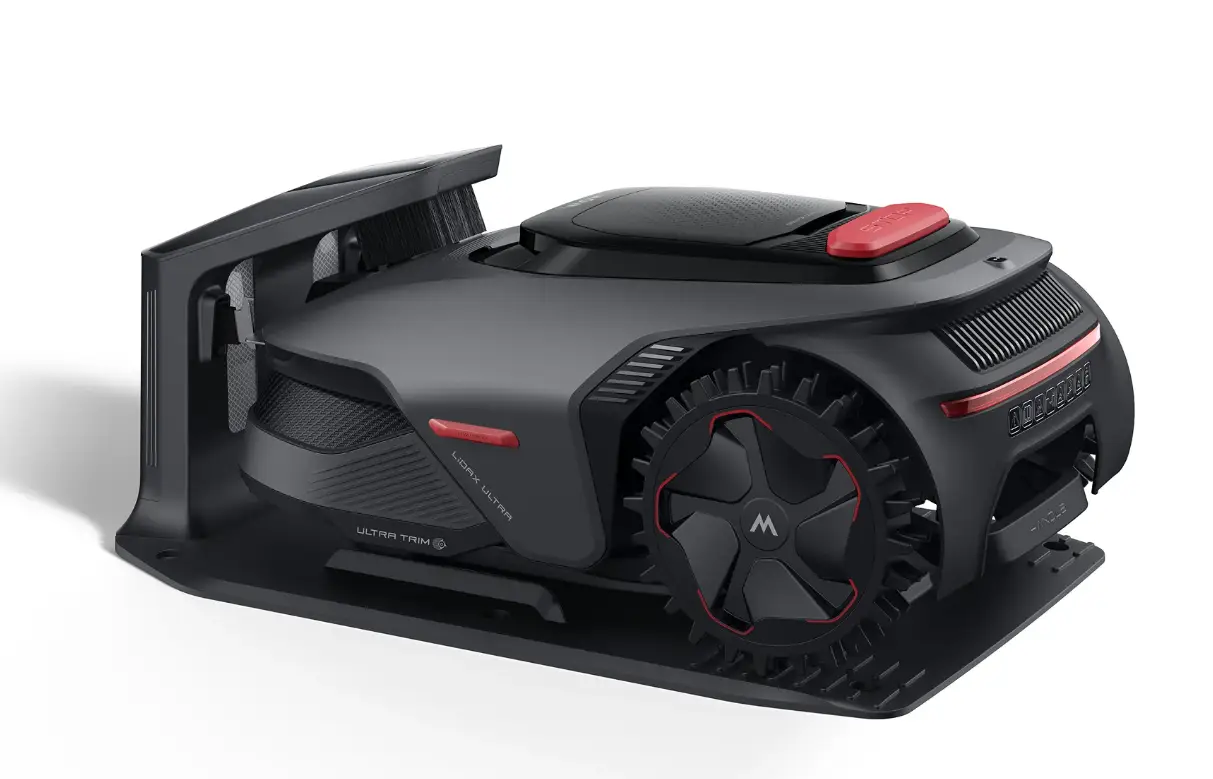 Tondeuse automatique Robot Mova sur sa station de recharge