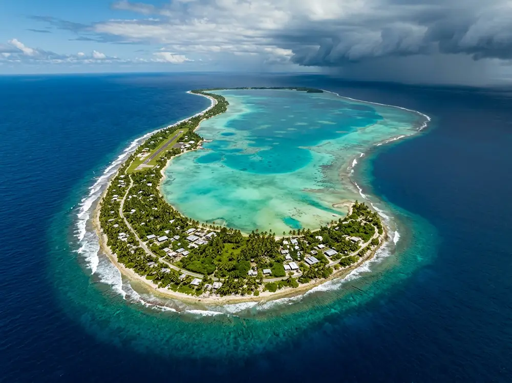 Vue aérienne de l'atoll de Tuvalu dans le Pacifique, terre à peine au-dessus du niveau de la mer, menacée par le réchauffement climatique
