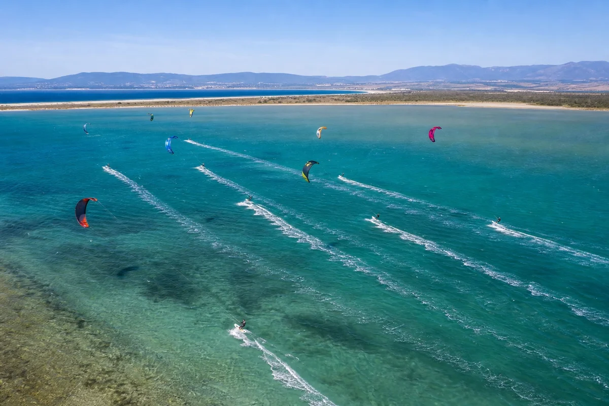 Plusieurs kitesurfeurs naviguant à Port Leucate sur l'étang avec vent de tramontane