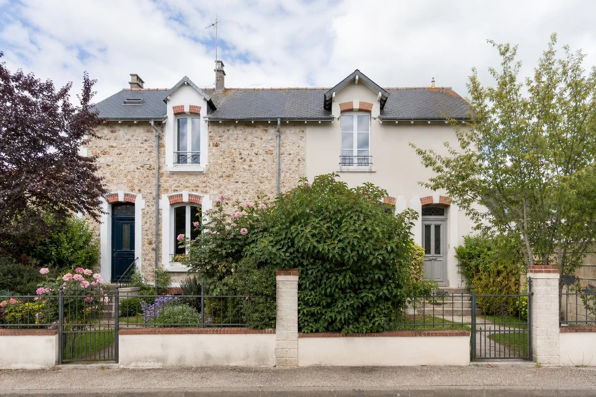 Maison avec jardin partagé illustrant une vente à la découpe entre deux propriétaires