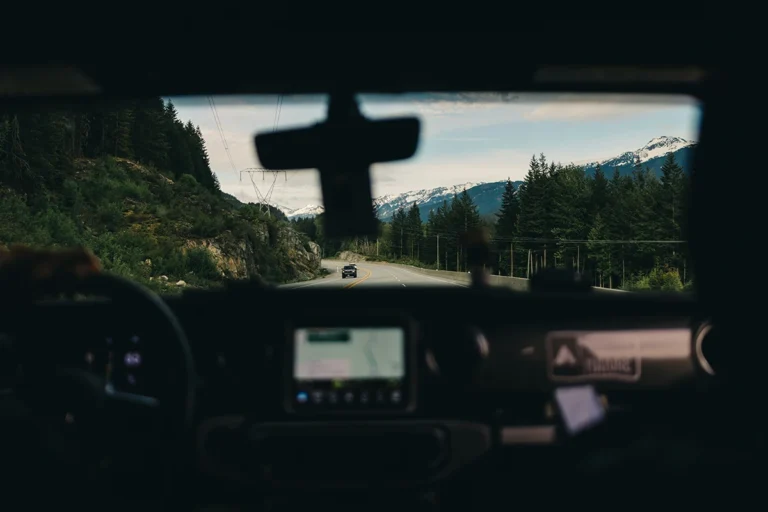 Road trip : Vue depuis l'intérieur d'un véhicule avec croix suspendu au rétroviseur