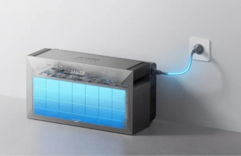 Durée de vie des batteries de stockage solaire : combien de temps dureront-elles vraiment ? Batterie de stockage solaire Anker SOLIX à carter transparent laissant voir ses cellules bleues, branchée sur une prise murale