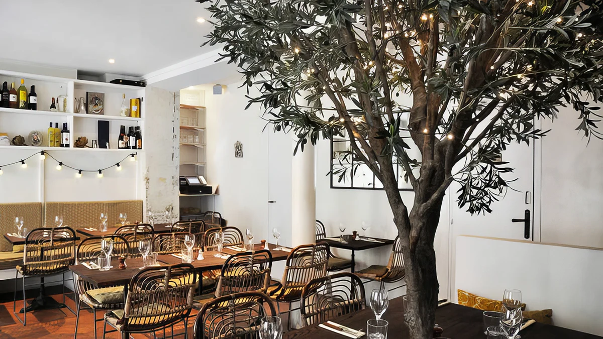 Intérieur du petit restaurant Italien La cicciolina à Paris avec son décor méditerranéen